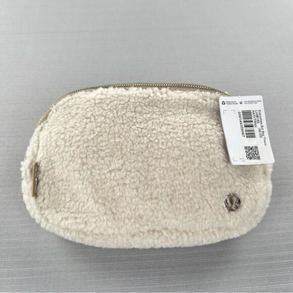 RARE! NEW Lululemon Everywhere FLEECE Belt Bag 1L SILVER Hardware *Sherpa Unisex - Picture 2 of 11
